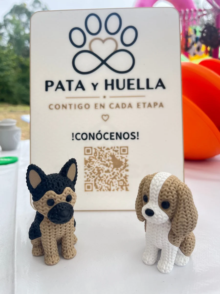 Dos figuras de perro expuestas por Pata y Huella